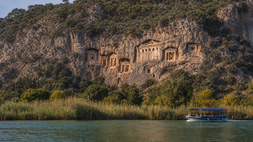 Dalyan kaya mezarları uzaktan görünüm