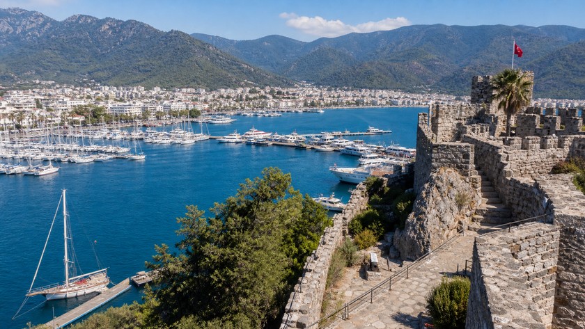 Marmaris Kalesi ve liman manzarası