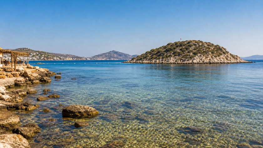Gümüşlük Tavşan Adası ve kıyı görünümü