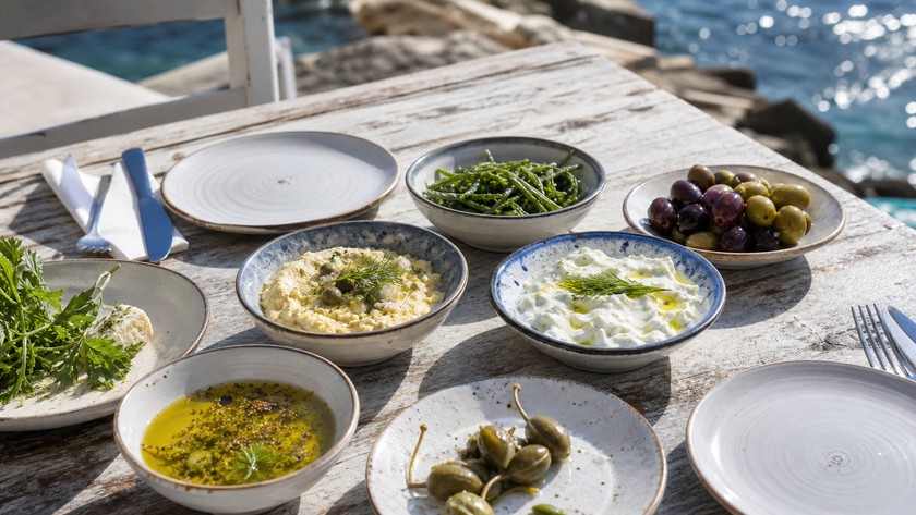 Bodrum'da zeytinyağlı mezeler ve Ege sofrası