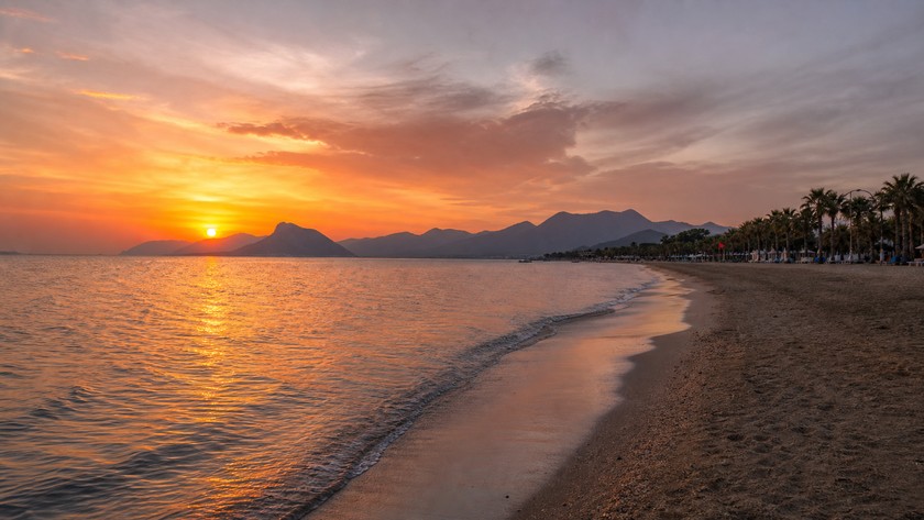 Çalış Plajı gün batımı ve sahil yürüyüşü atmosferi