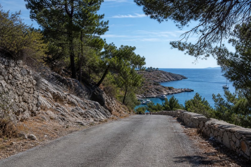 Cennet Koyu'na giden kuzey Bodrum kıyı yolu