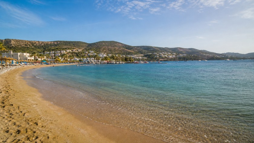 Gümbet Plajı'nda deniz, kum ve Bodrum sahil atmosferi
