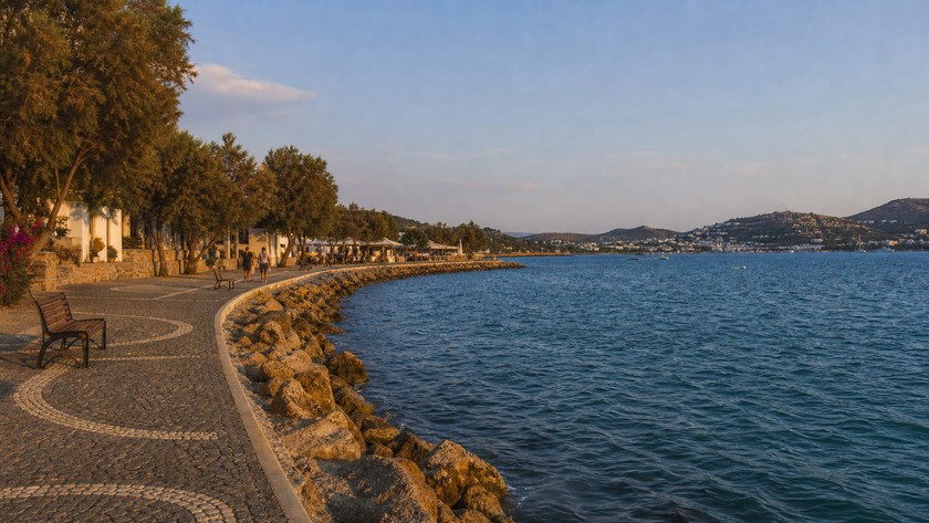 Gümbet sahilinde yürüyüş ve kıyı rotası atmosferi