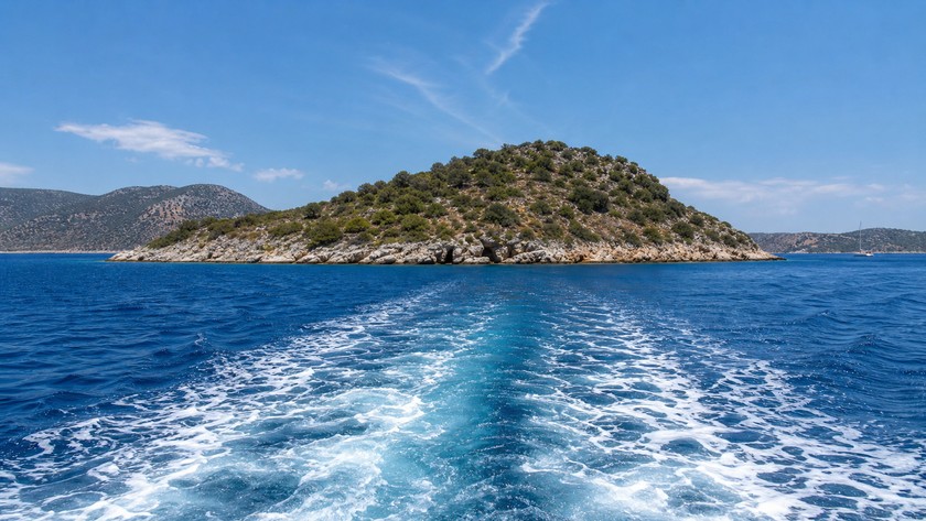 Bodrum'dan Karaada yönüne uzanan tekne rotası