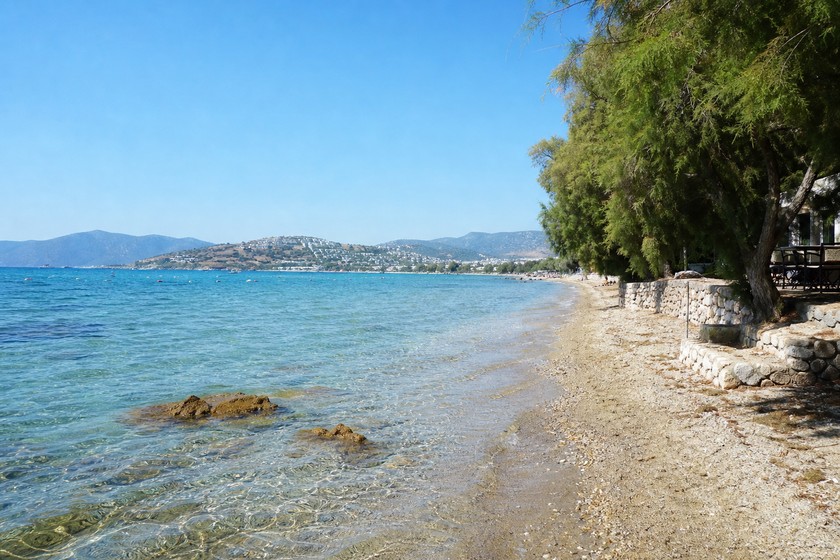 Ortakent plajlarında berrak deniz ve kıyı dokusu