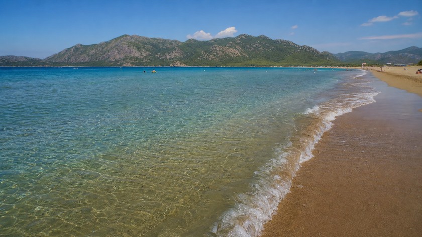 Sarıgerme Plajı denizi ve kumsal kıyısı