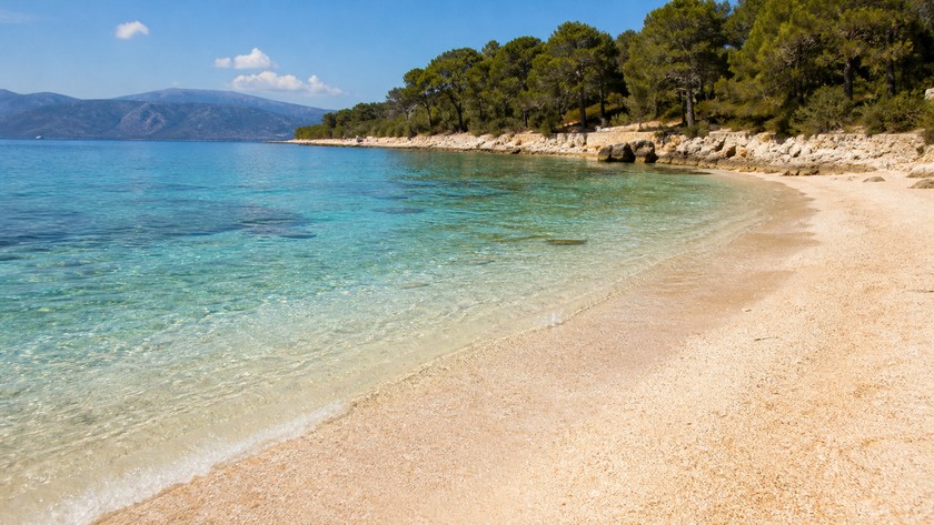 Sedir Adası Kleopatra Plajı berrak deniz ve kum kıyısı