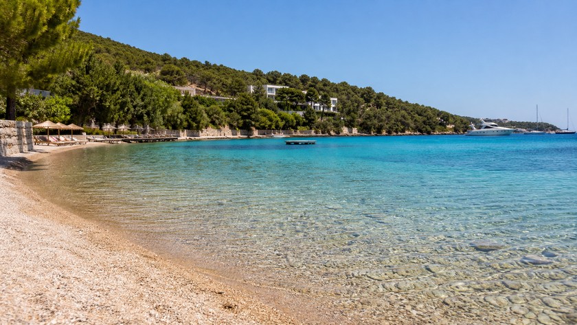 Torba çevresinde berrak deniz ve koy dokusu