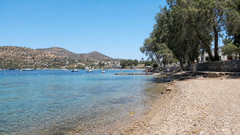 Torba sahilinde sakin deniz ve kıyı manzarası