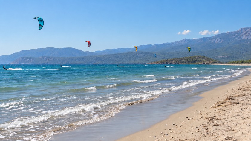 Akçapınar Plajı'nda uzaktan kite sörfü atmosferi