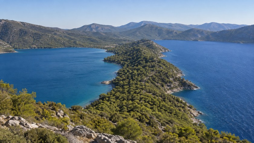 Ege kıyılarında yarımada ve doğal koy görünümünü temsil eden manzara