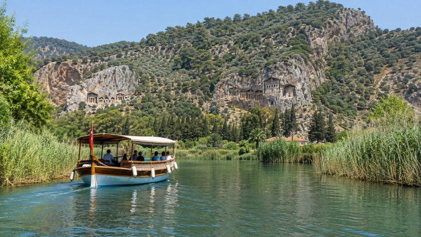 Dalyan kanalında sakin tekne atmosferi