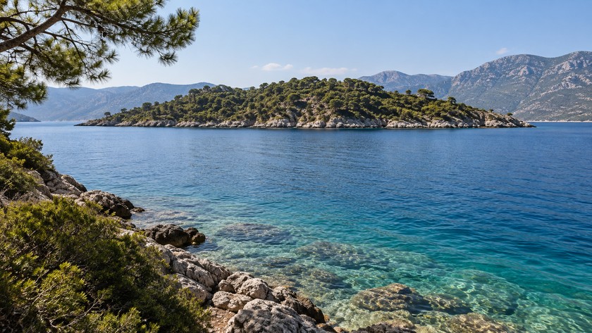 Fethiye Körfezi'nde ada kıyısının uzaktan görünümü
