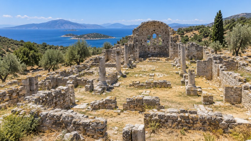 Adadaki erken dönem kilise kalıntılarını temsilen taş duvar ve bazilika izi