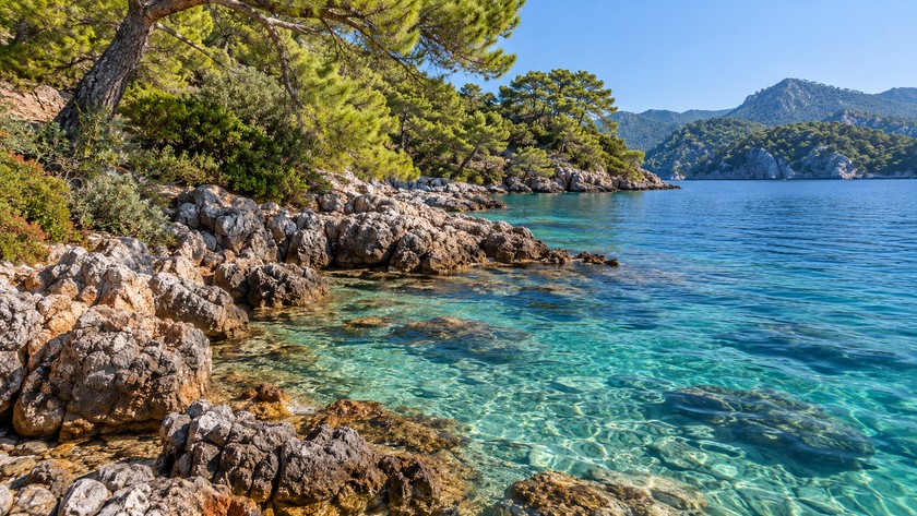 Göcek çevresindeki adaları temsil eden taşlık kıyı ve çamlık yamaçlar