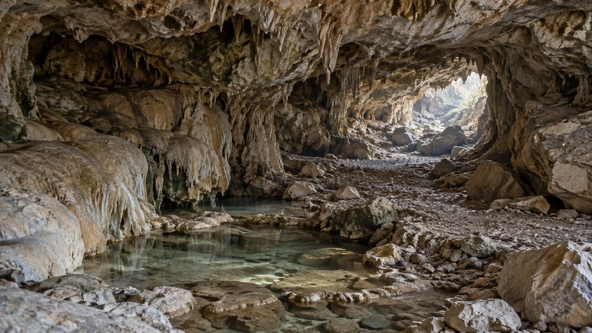 Sarkıt ve küçük su havuzları bulunan mağara içini temsil eden doğal kaya dokusu